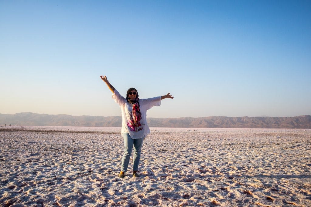dziewczyna stoi na soli na jeziorze maharloo w Shiraz, w Iranie