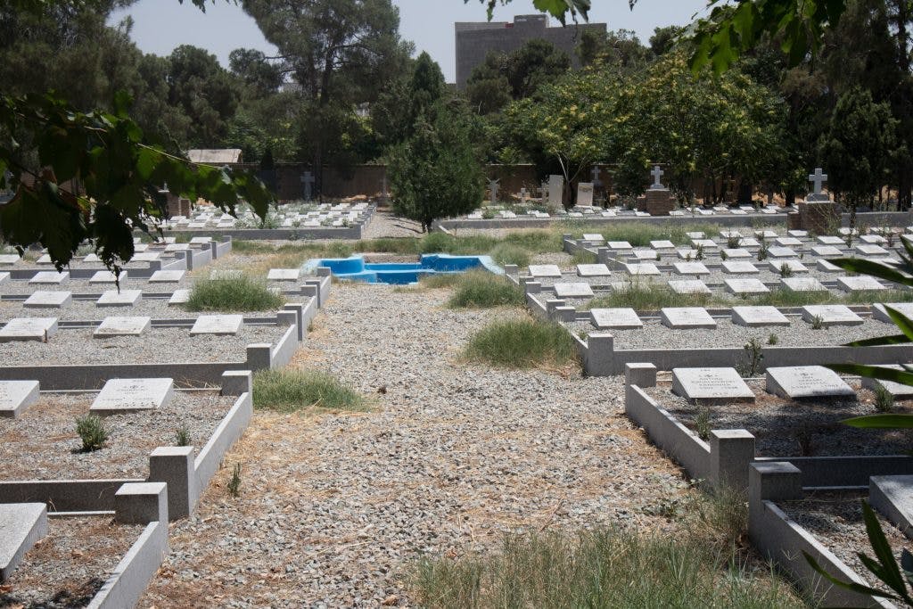 groby na polskim cmentarzu w teheranie