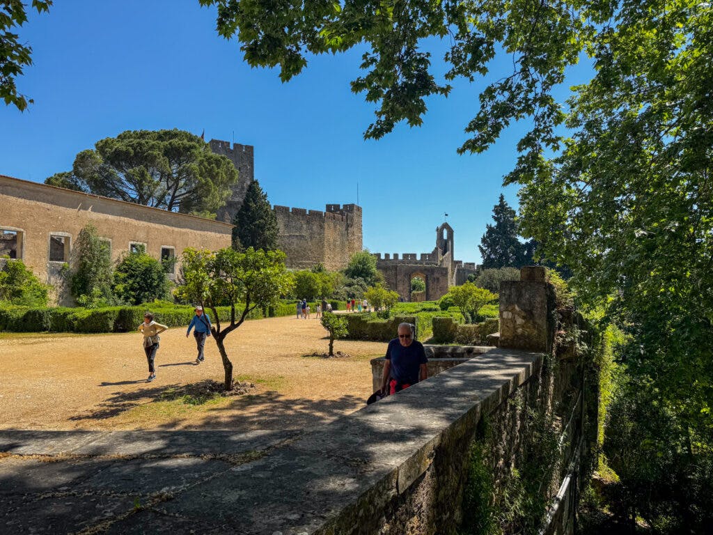 Zamek, zewnątrz zamku, Tomar, Portugalia. 