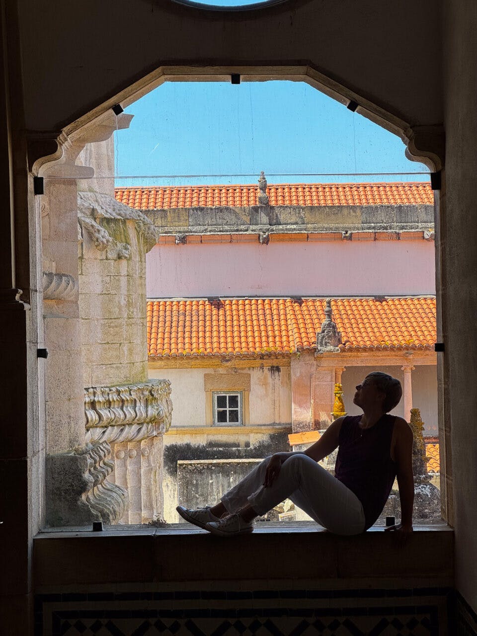Cień kobiety na oknie w klasztorze w Portugalii.