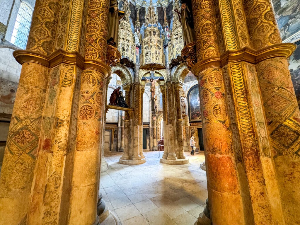 Kolumny w kościele. W środku kolumn widać krzyż i Jezusa. Tomar, Portugalia. 