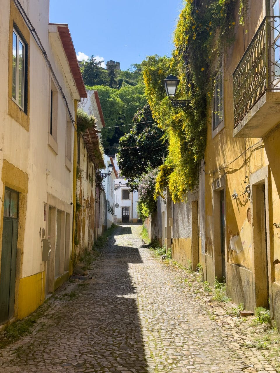 Klimatyczna uliczka w portugalskim mieście. 