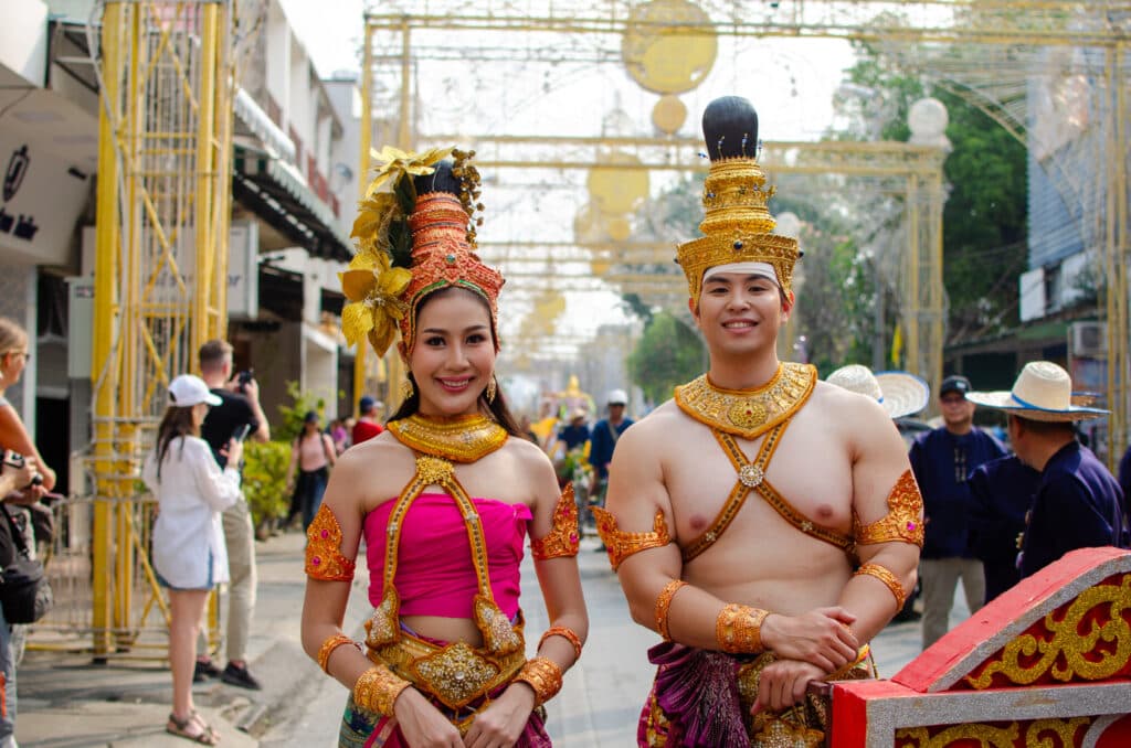 Kobieta i mężczyzna na paradzie kwiatów w Chiang Mai. 