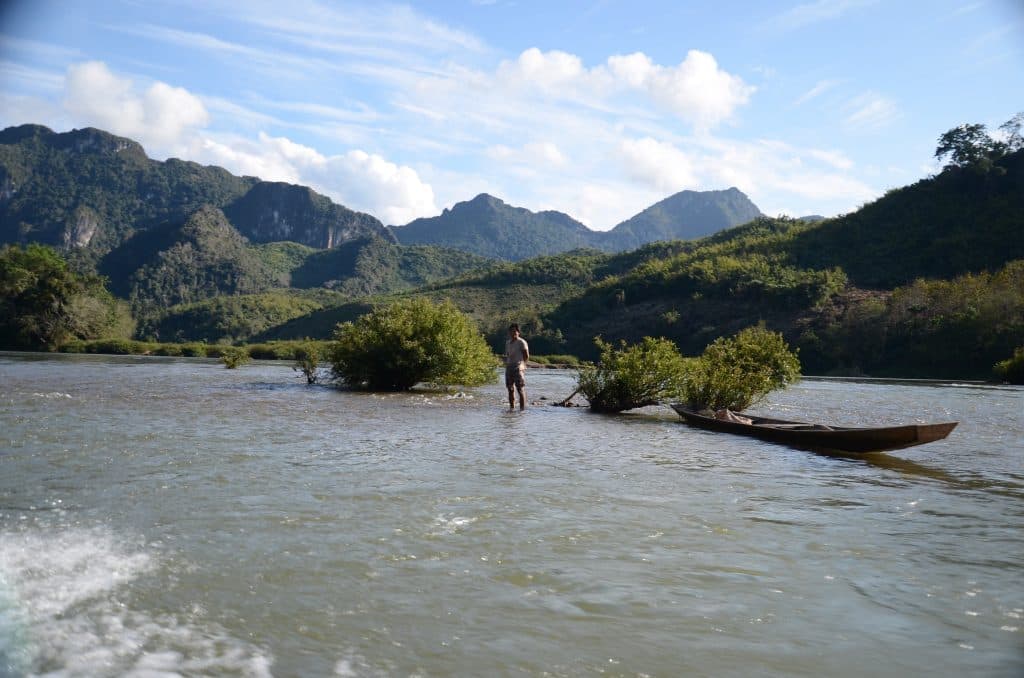 W Laosie czas zwalnia. Tutaj musisz być cierpliwym. Na zdj. przeprawa przez Mekong.