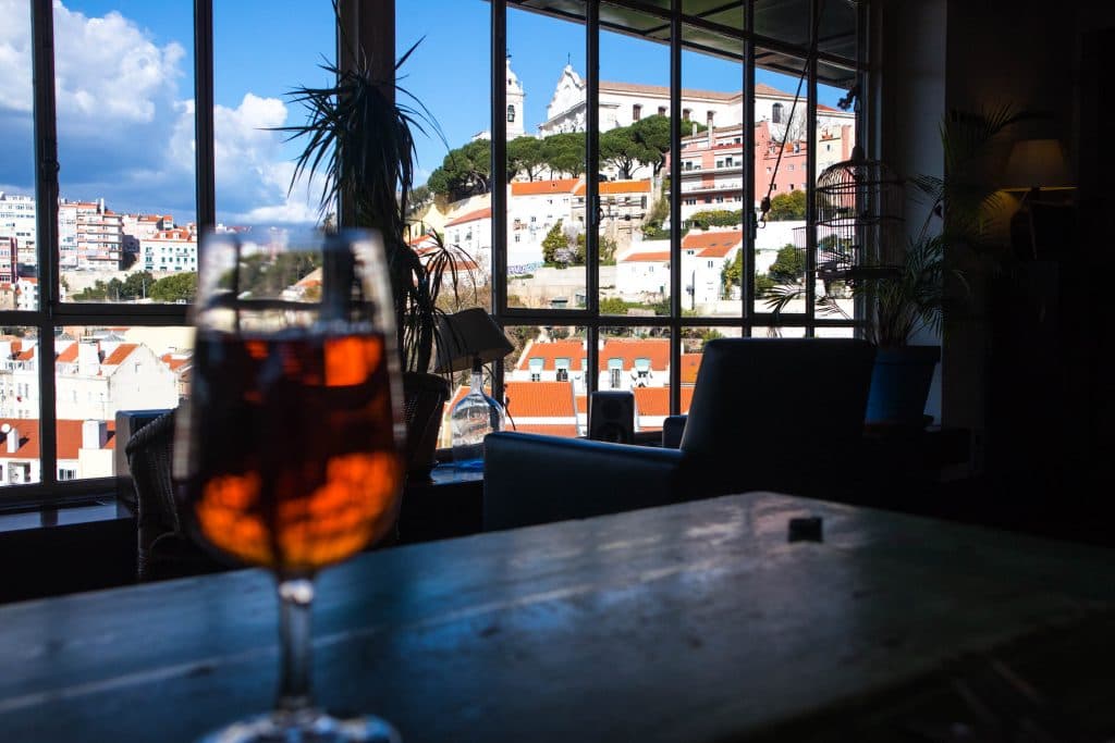kieliszek wina w cafe de garagem lizbona
