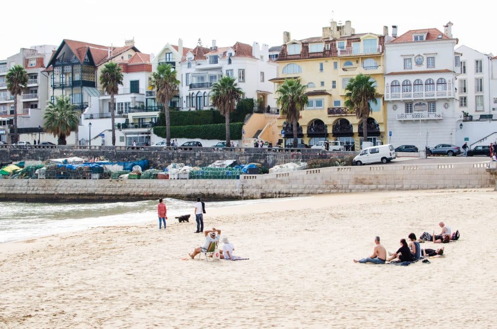 Ludzie na plaży w Cascais. 