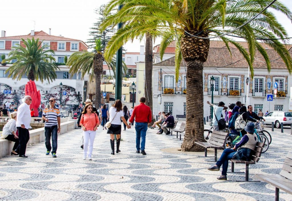 Spacerowicze w Cascais korzystają z pięknej pogody. 