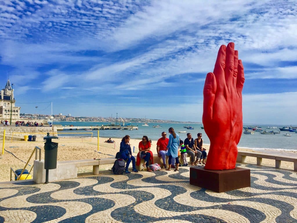 Rzeźba ręki przy plaży w Cascais. 