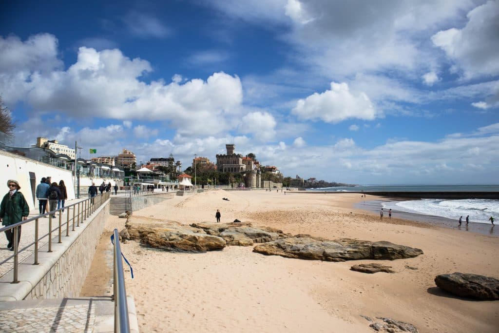 Plaża w Estoril, przechodnie na promenadzie