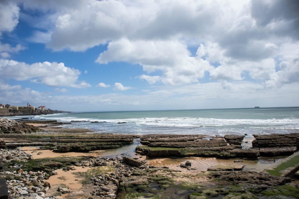 Plaża w estoril, kamienie na brzegu