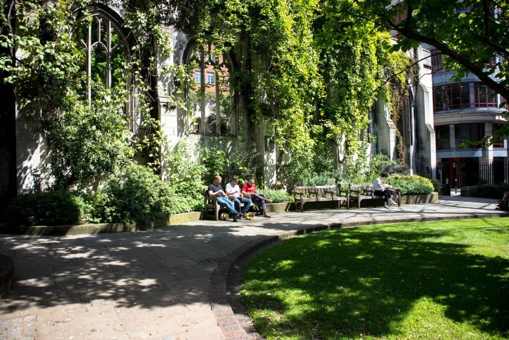 ludzie jedzacy lunch w st dunstan in the east 