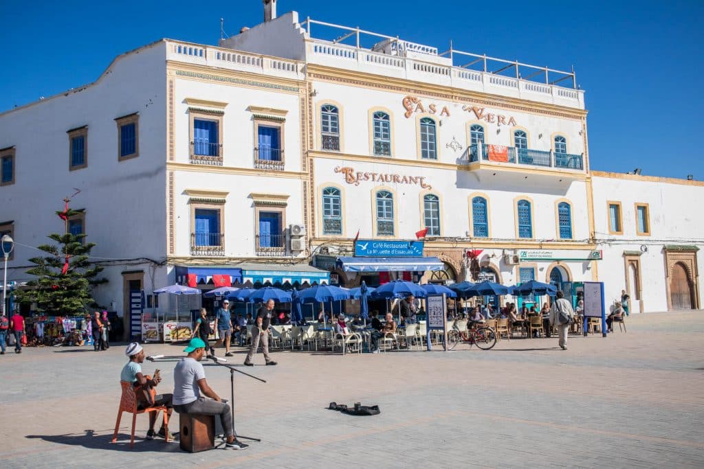 skwer w essaouira z restauracjami