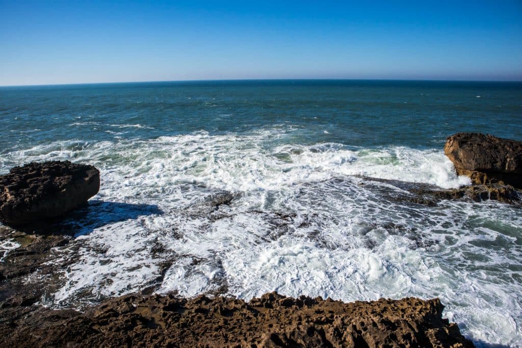widok na ocean z murów w essaouira 