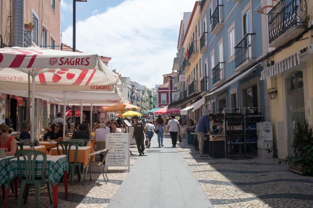 Cacilhas restauracje i bary w sloneczny dzien.
