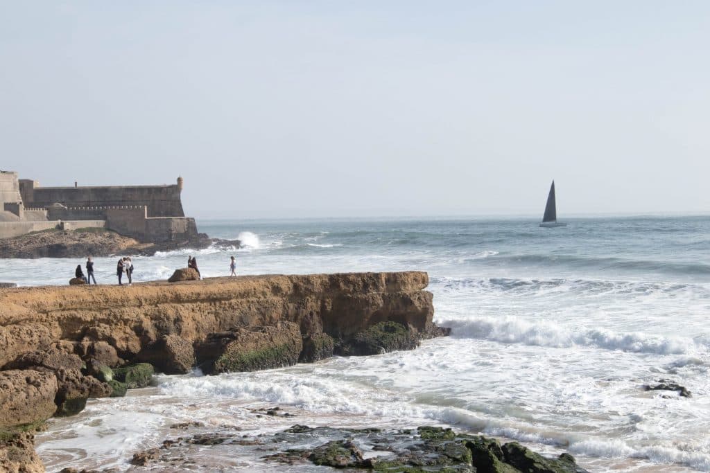 skaly i klify na plazy w carcavelos