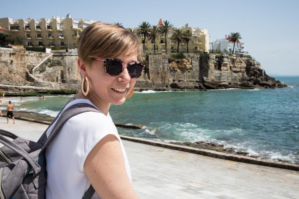 plaża w estoril klify i ocean w słoneczny dzień 