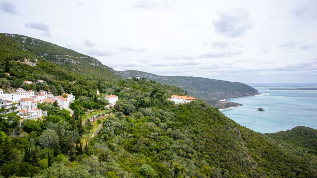 widok na wzgorze praia da arrabida niedaleko lizbony