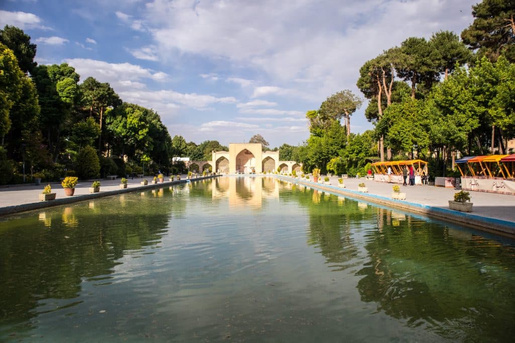 Widok na pałac Chechel Sotun w Esfahan, w Iranie. 