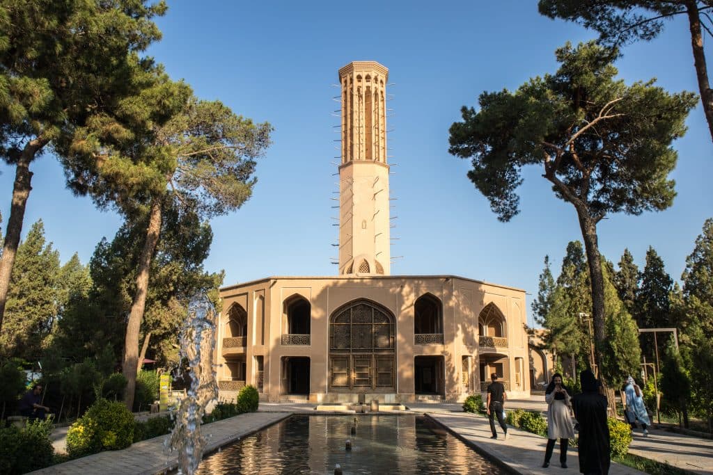 wysoka wietrzna wieża w ogrodzie w yazd