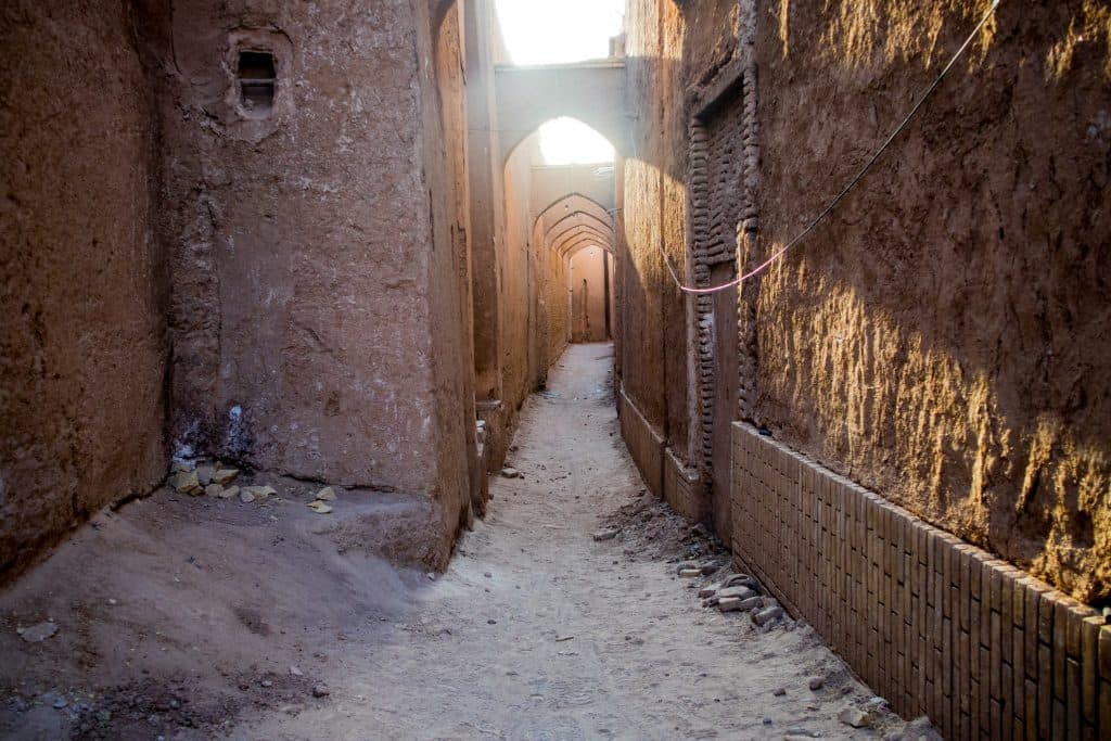 mała, wąska uliczka w yazd w iranie