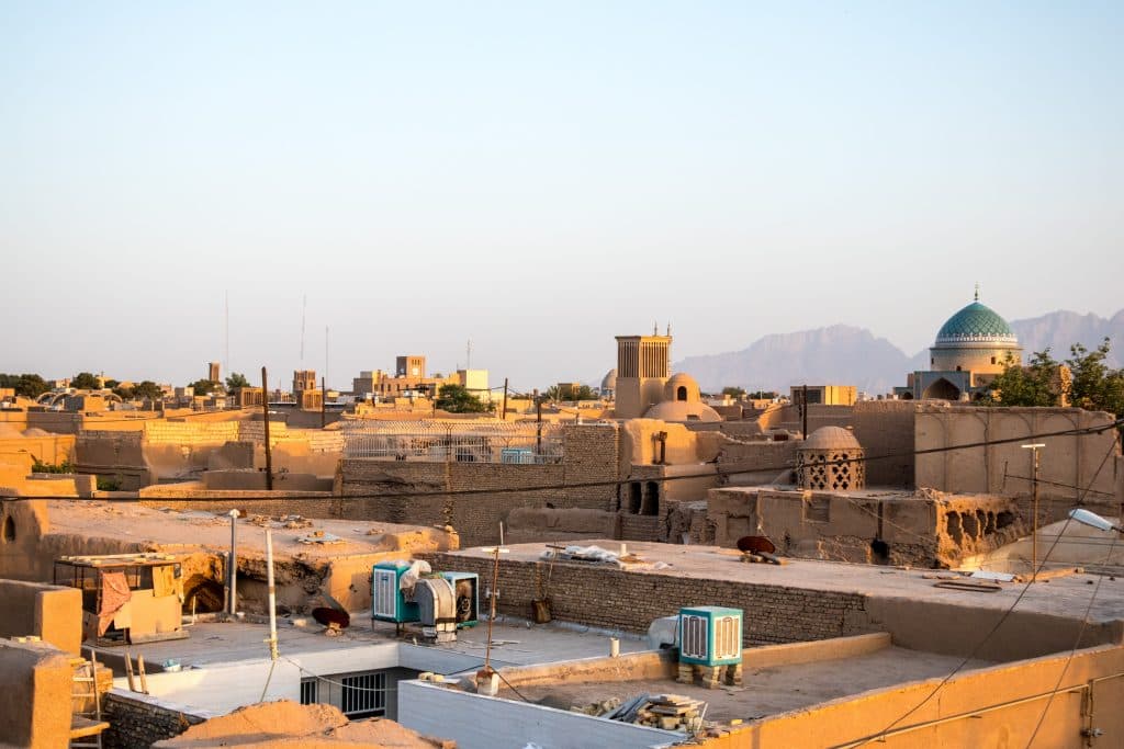 zachód słońca nad yazd widziany z dachu budynku