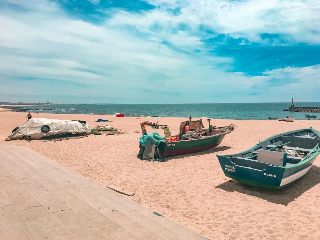 łodzie na plaży w porto