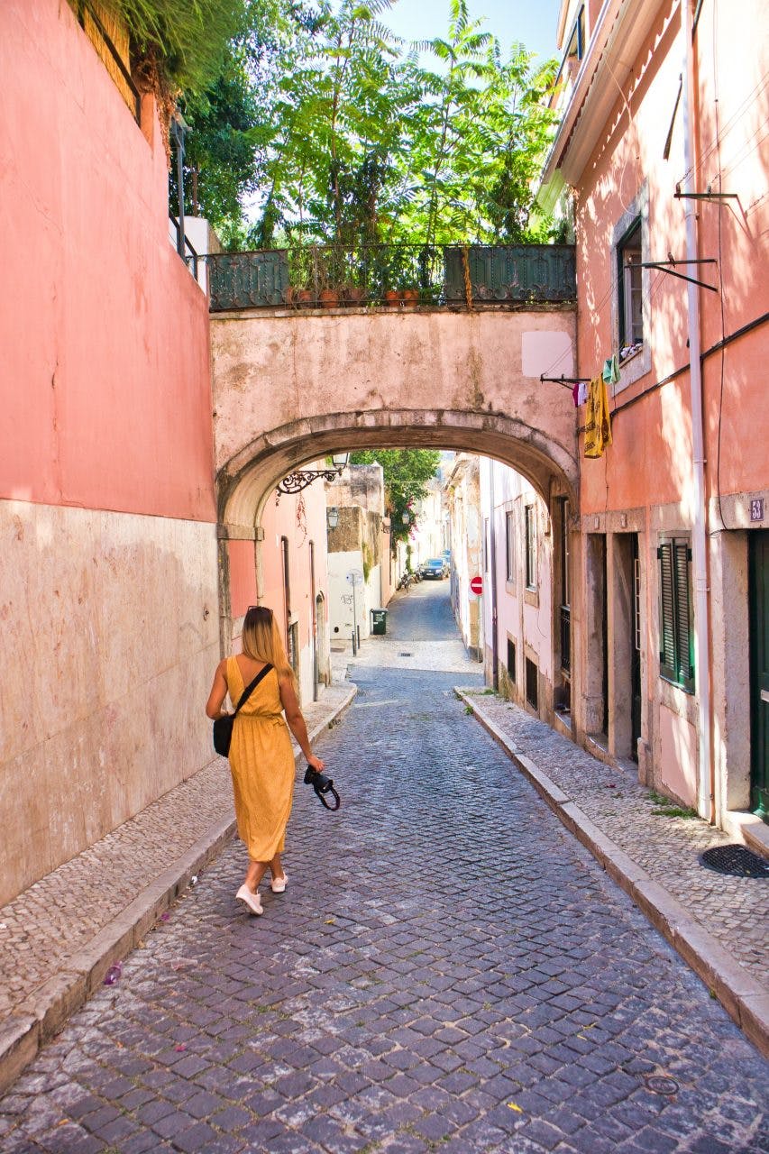 dziewczyna idzie ulicami lizbony 