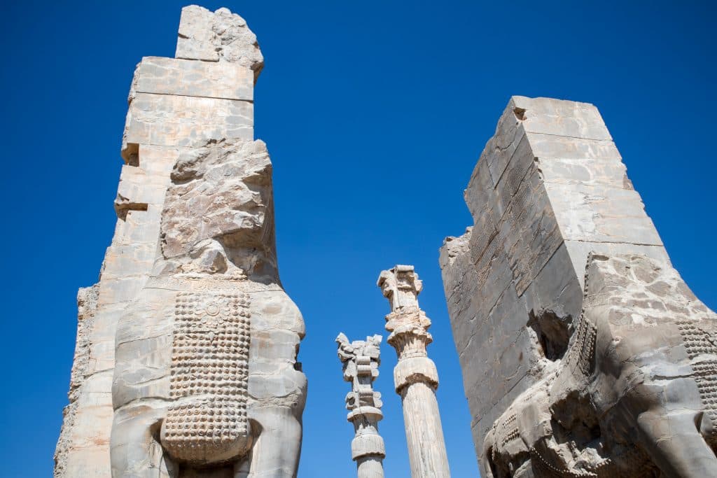 stare zabytki i skały w persepolis w iranie