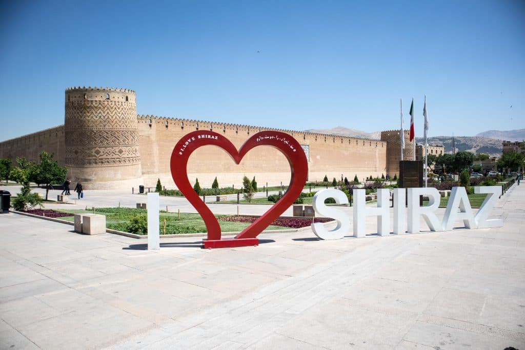 cytadela karim khana ze znakiem i love shiraz widziana z zewnątrz
