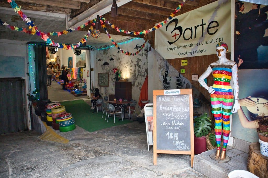 arte 3+, porto, the entrance with a colourful manequin