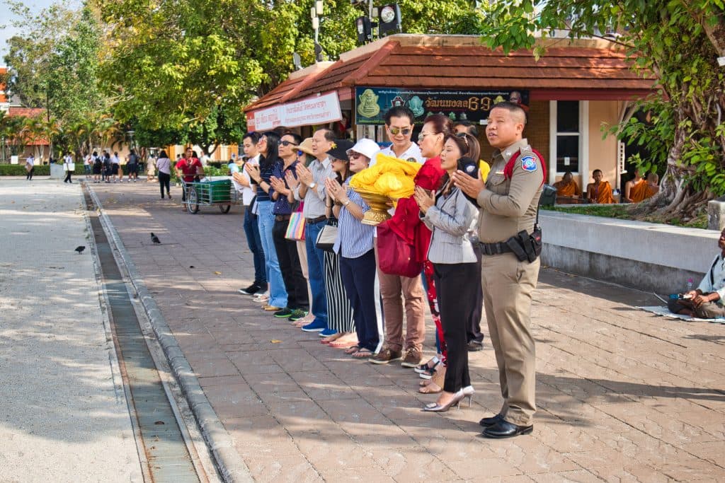 thailand-nakhon-si-thammarat-temple-buddhist-visitors