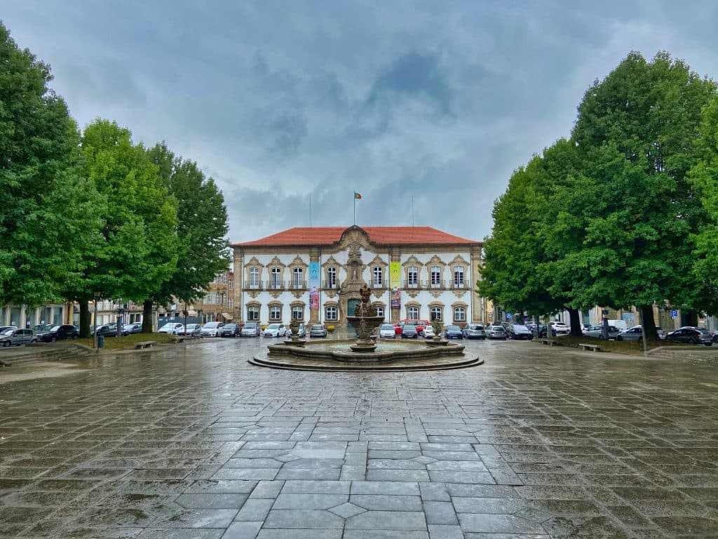 biały dom z fontanną z przodu w bradze, północ Portugalii. 