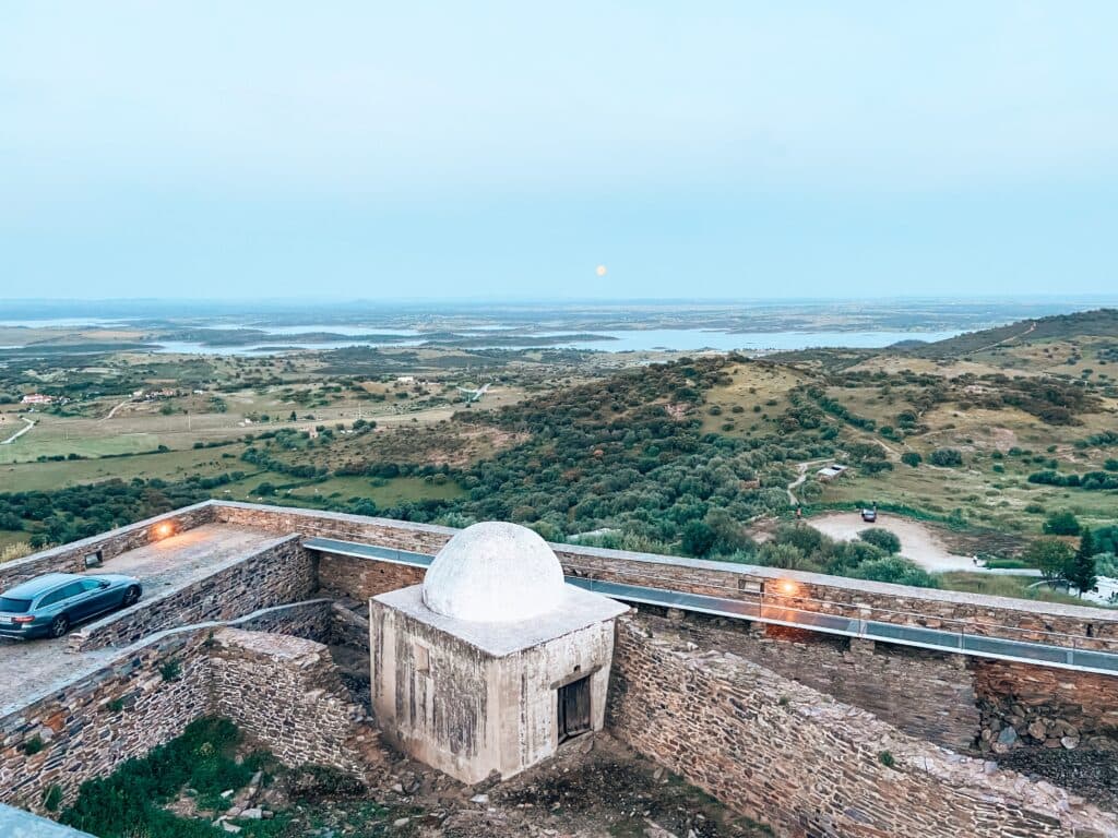 Widok z zamku Monsaraz, Alentejo podczas pełni księżyca.