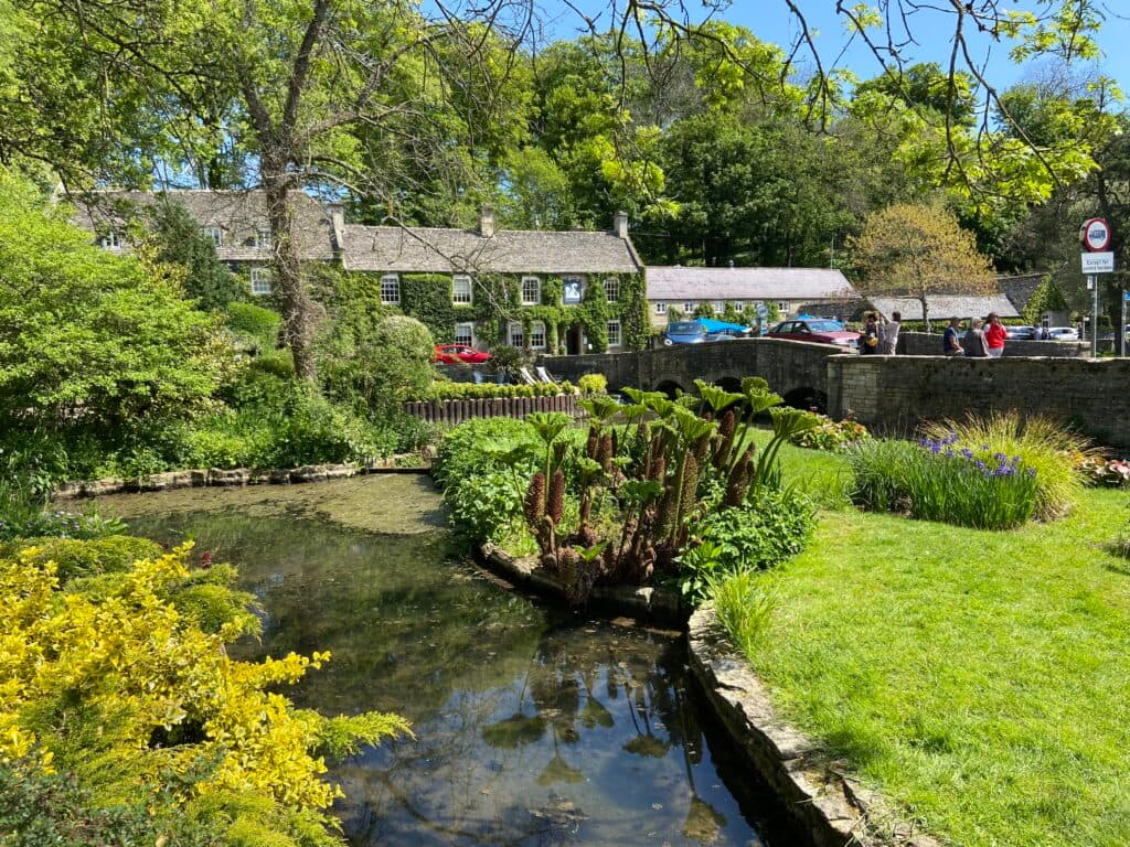 Domek obrośnięty bluszczem w Anglii, Cotswolds.