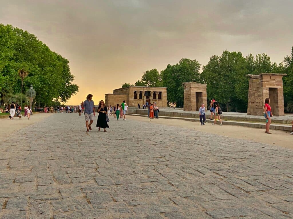 Ludzie spacerują przy świątyni debod, madryt.