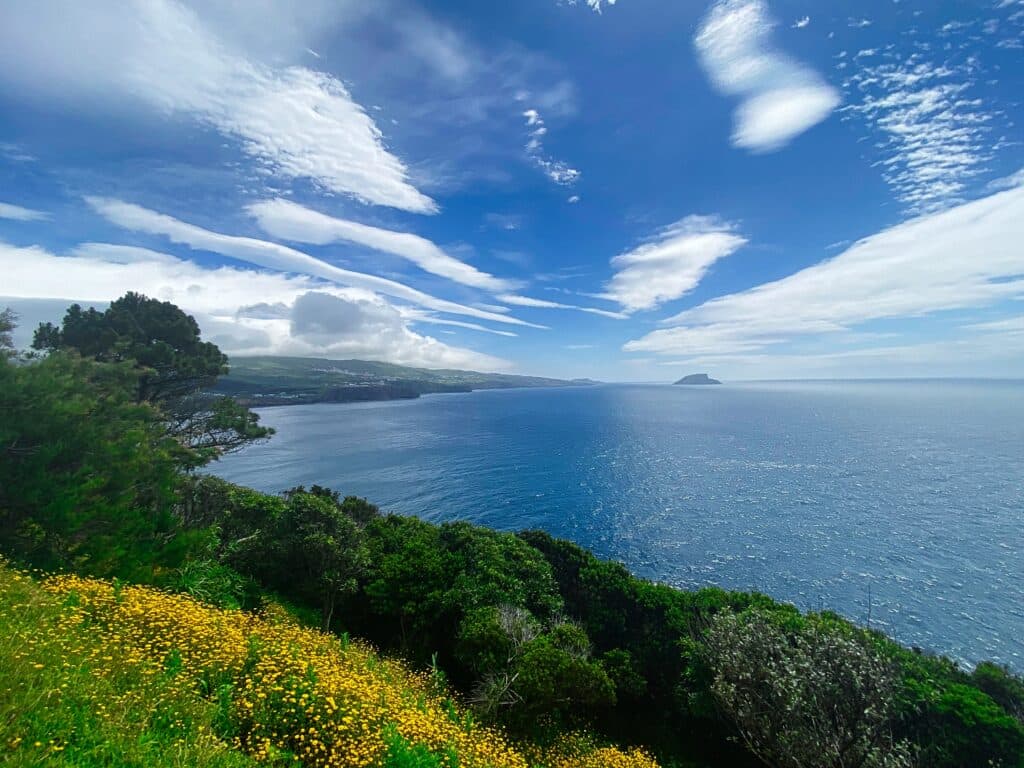 Widok z Monte Brasil na wyspe terceira.