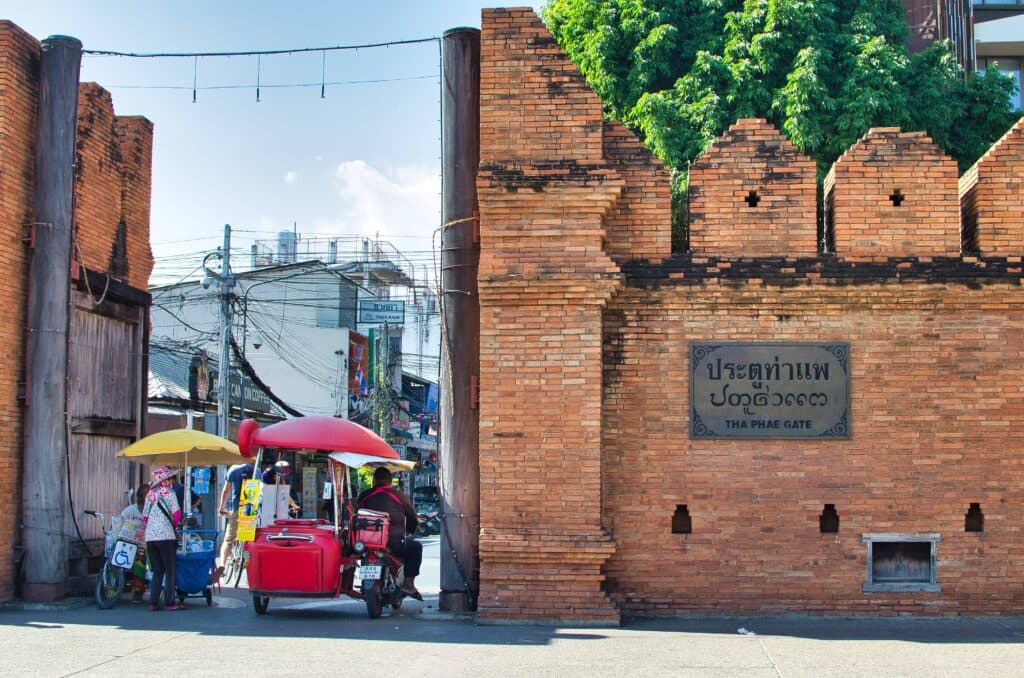 wózek z jedzeniem jedzie przez tae pae gate w chiang mai.