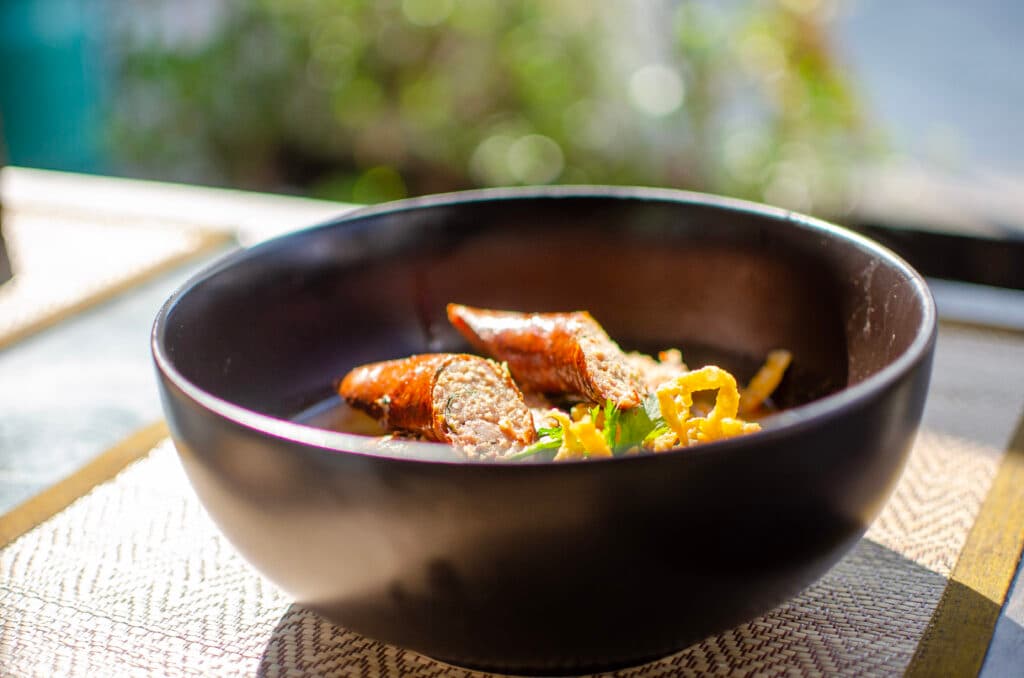Co zjeść w Chiang Mai? Sai ua w khao soi.