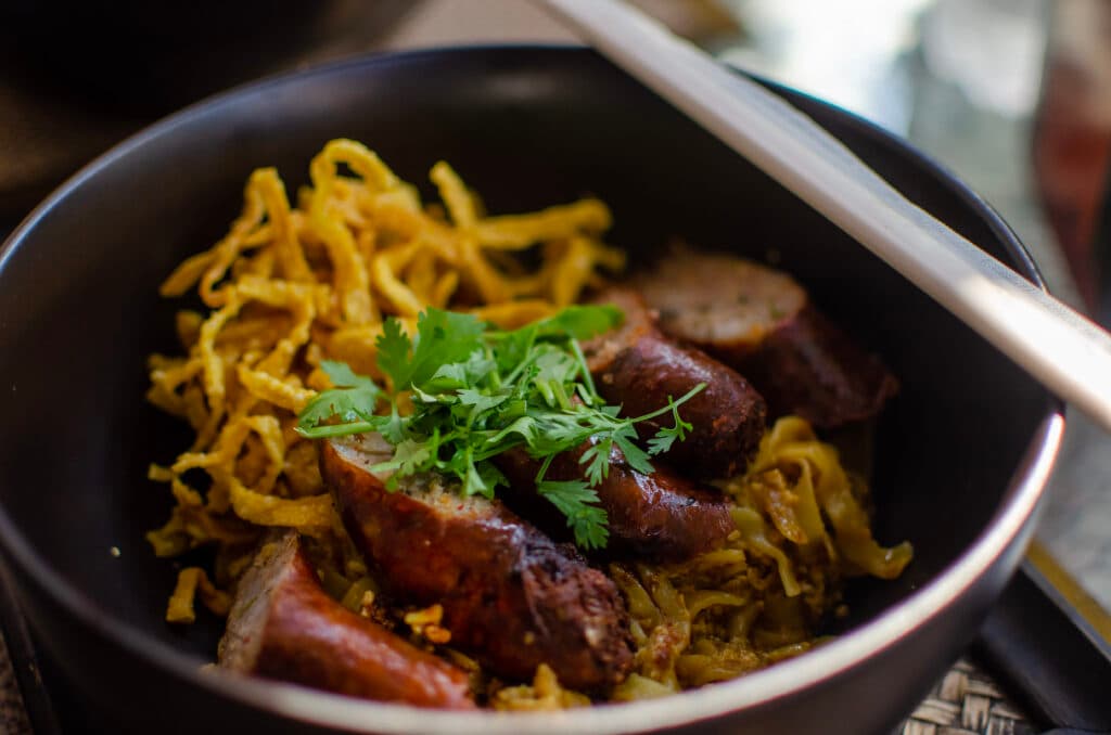 Kiełbasa sai ua w khao soi, Chiang Mai.