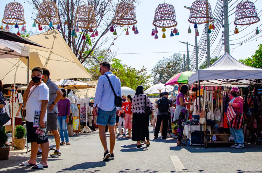 Ludzie chodzący po chodniku na JJ Market, Chiang Mai. 