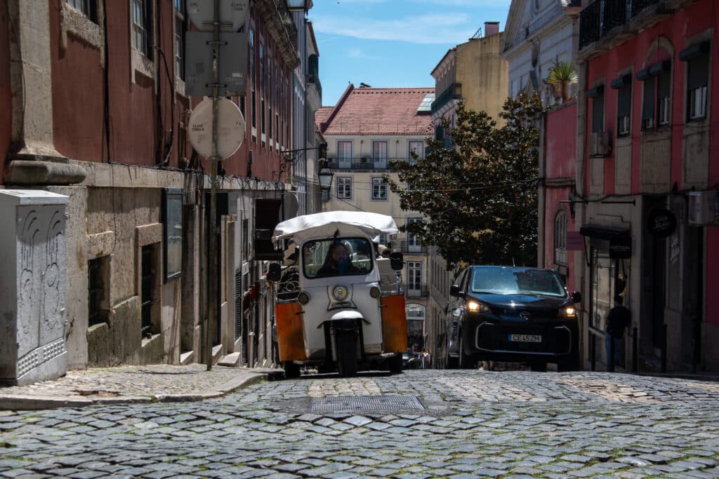 Centrum Lizbony, tuk tuk na ulicy