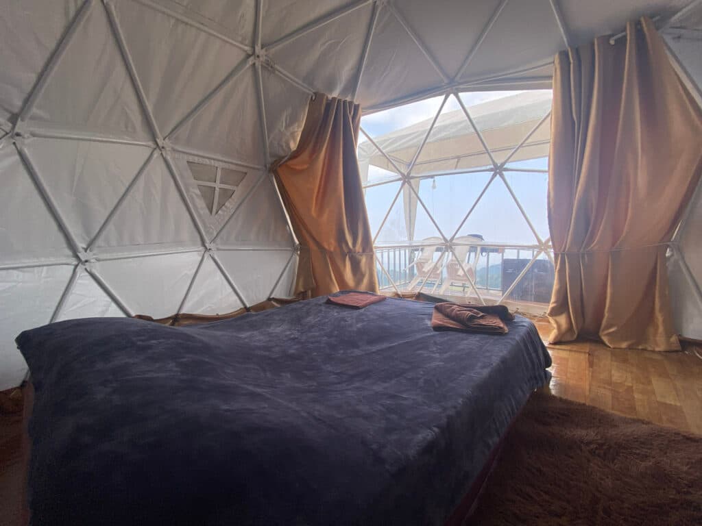 Glamping w chiang mai, namiot w środku. 