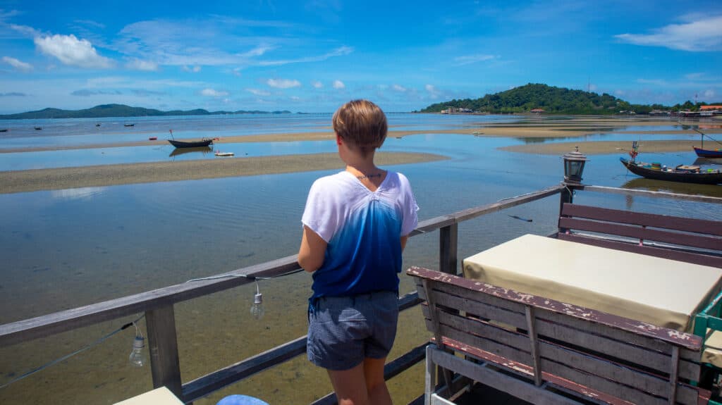 Kobieta stoi i patrzy się w morze, Rayong, Tajlandia. 