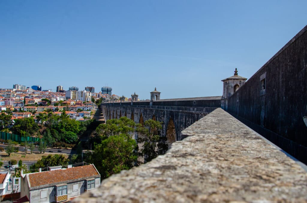 The aqueduct in Lisbon, seen from the pathway. In the distance you can see the houses. 