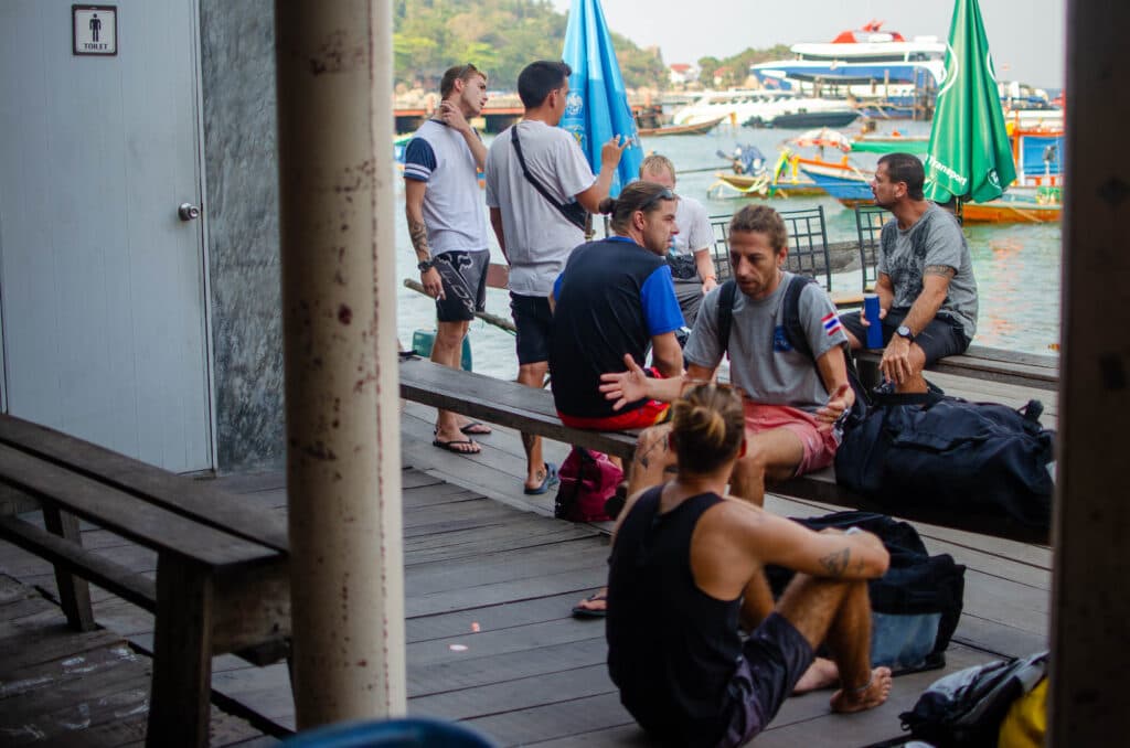 Grupa turystów oczekuje na pomoście na prom na ląd w Tajlandii. Koh Tao. 