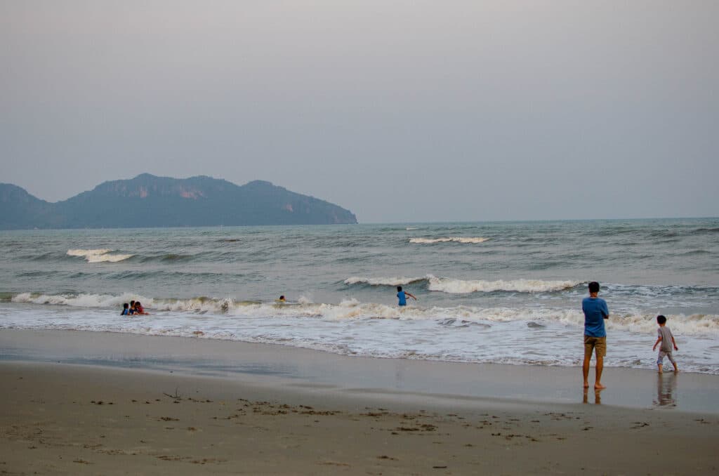Dzieci bawią się na plaży w Phrachuap Khiri Khan.