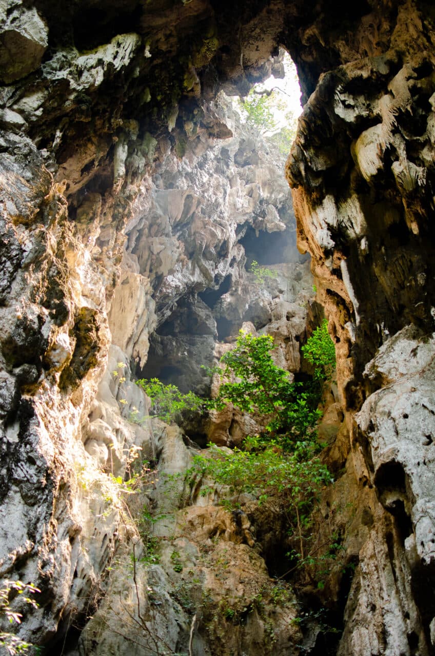 Widok w Phraya Nakhon, Tajlandia. Stalaktyty i stalagmity.