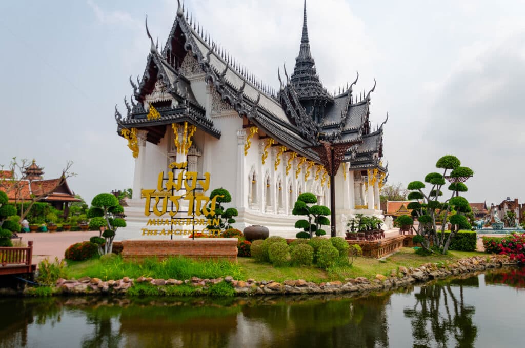 Szaro-biała świątynia na terenie Ancient City w Samut Prakan. Przy świątyni jest staw, w którym świątynia się odbija. 