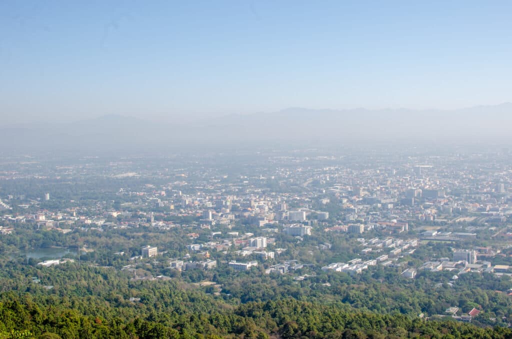 Widok na Chiang Mai z punktu widokowego na Doi Suthep. 