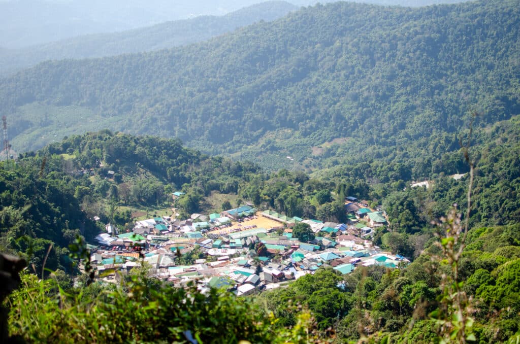 Widok na wioskę w górach Doi Suthep, Chiang Mai, Tajlandia. 